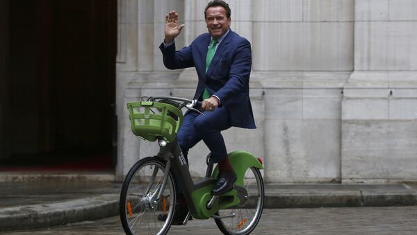 Arnold Schwarzenegger arrives on bicycle to meet Paris mayor Anne Hdalgo, Monday Dec. 11, 2017 in Paris - Sputnik International