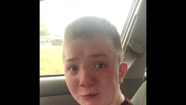 Keaton Jones is ,filmed by his mother Kimberly Jones, crying and asking why he is being bullied at school - Sputnik International
