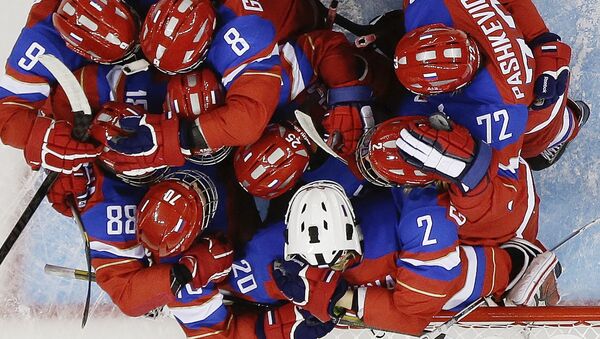 Members of Team Russia hug after defeating Japan 6-3 during the 2014 Winter Olympics women's ice hockey game at Shayba Arena Sunday, Feb. 16, 2014, in Sochi, Russia - Sputnik International