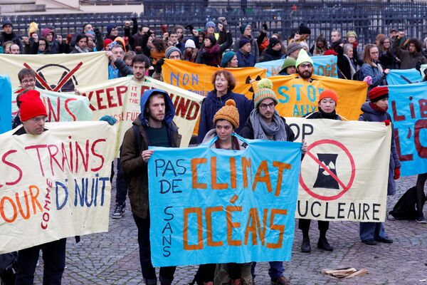 Environmental activists display banners during a protest in support of the Paris climate accord as part of the One Planet Summit in Paris, France, December 12, 2017 Environmental activists display banners during a protest in support of the Paris climate accord as part of the One Planet Summit in Paris, France, December 12, 2017 - Sputnik International