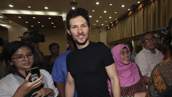 Telegram co-founder Pavel Durov, center, smiles as he leaves after a press conference following his meeting with Indonesian Communication and Information Minister Rudiantara in Jakarta, Indonesia Tuesday, Aug. 1, 2017 - Sputnik International