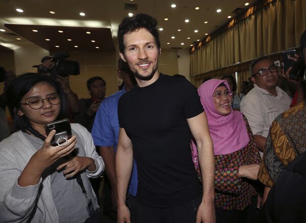 Telegram co-founder Pavel Durov, center, smiles as he leaves after a press conference following his meeting with Indonesian Communication and Information Minister Rudiantara in Jakarta, Indonesia Tuesday, Aug. 1, 2017 Telegram co-founder Pavel Durov, center, smiles as he leaves after a press conference following his meeting with Indonesian Communication and Information Minister Rudiantara in Jakarta, Indonesia Tuesday, Aug. 1, 2017 - Sputnik International