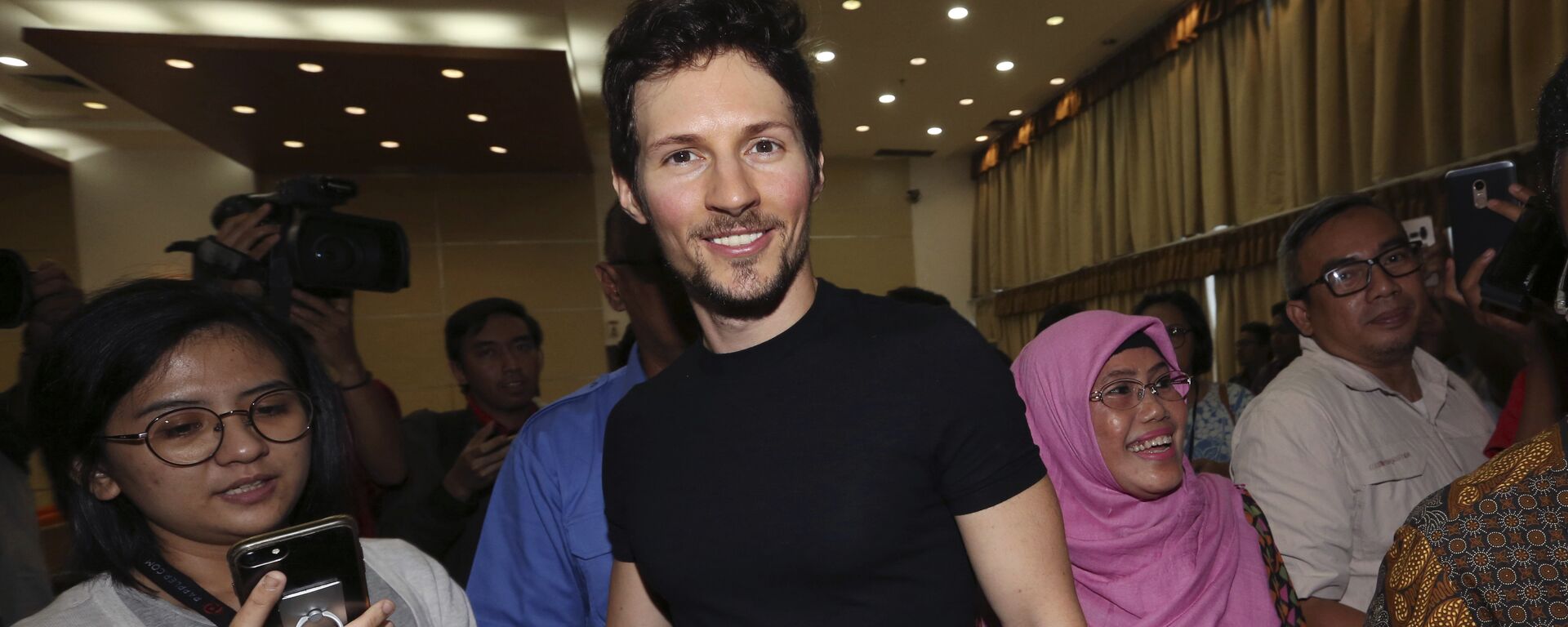 Telegram co-founder Pavel Durov, center, smiles as he leaves after a press conference following his meeting with Indonesian Communication and Information Minister Rudiantara in Jakarta, Indonesia Tuesday, Aug. 1, 2017 - Sputnik International, 1920, 25.08.2024