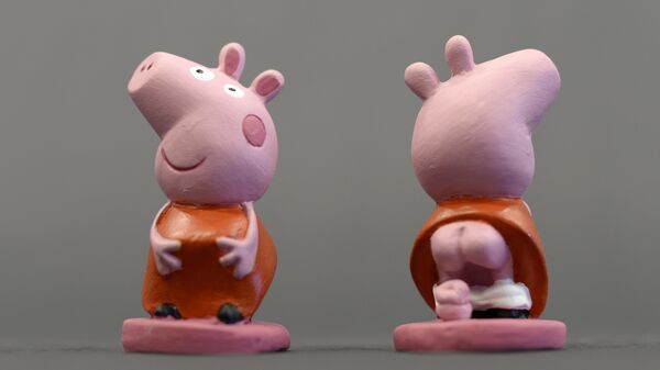 Ceramic figurines of British children's animated TV serie character Peppa Pig called Caganers are pictured during their presentation in Torroella de Montgri, near Gerona on November 15, 2013. - Sputnik International