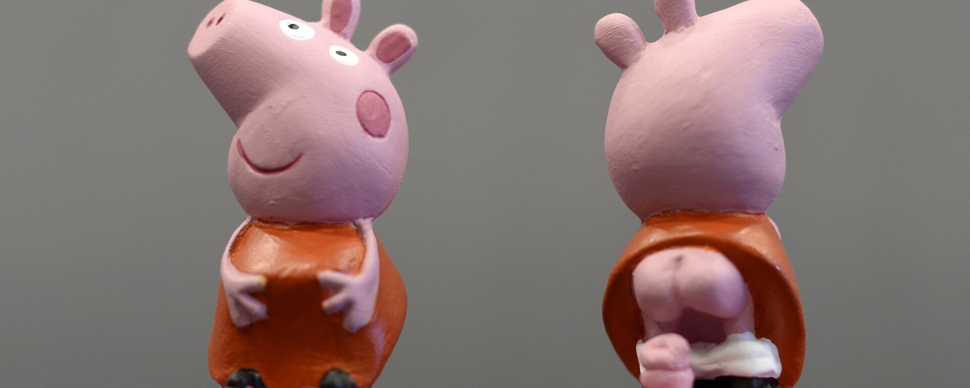 Ceramic figurines of British children's animated TV serie character Peppa Pig called Caganers are pictured during their presentation in Torroella de Montgri, near Gerona on November 15, 2013. - Sputnik International, 1920, 12.12.2017