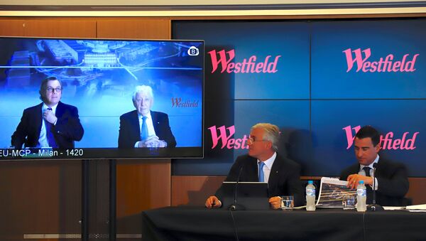 Westfield Chairman and co-founder Frank Lowy appears with his son Peter on a screen via video-link, as his other son Steven Lowy sits with Elliot Rusanow, Chief Financial Officer of Westfield, during a media conference in Sydney, Australia, December 12, 2017. - Sputnik International