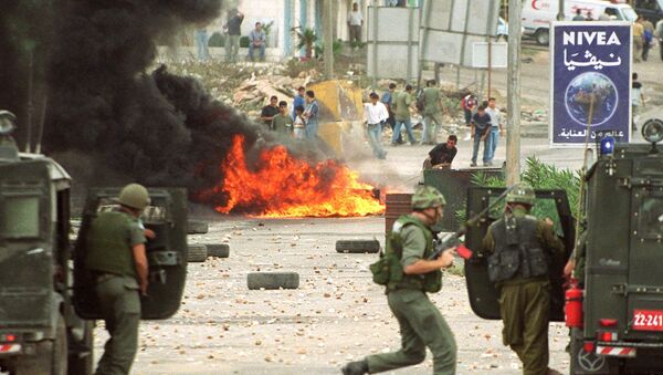 Israeli soldiers and Palestinian youths clash in Ramallah 28 September 2000 due to the visit of Israeli right-wing opposition leader Ariel Sharon to the Al-Aqsa mosque compound in Jerusalem's Old City the same day - Sputnik International