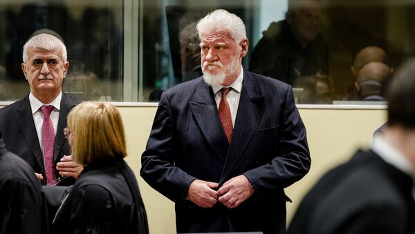 Slobodan Praljak, center, enters the Yugoslav War Crimes Tribunal in The Hague, Netherlands, Wednesday, Nov. 29, 2017, to hear the verdict in the appeals case - Sputnik International