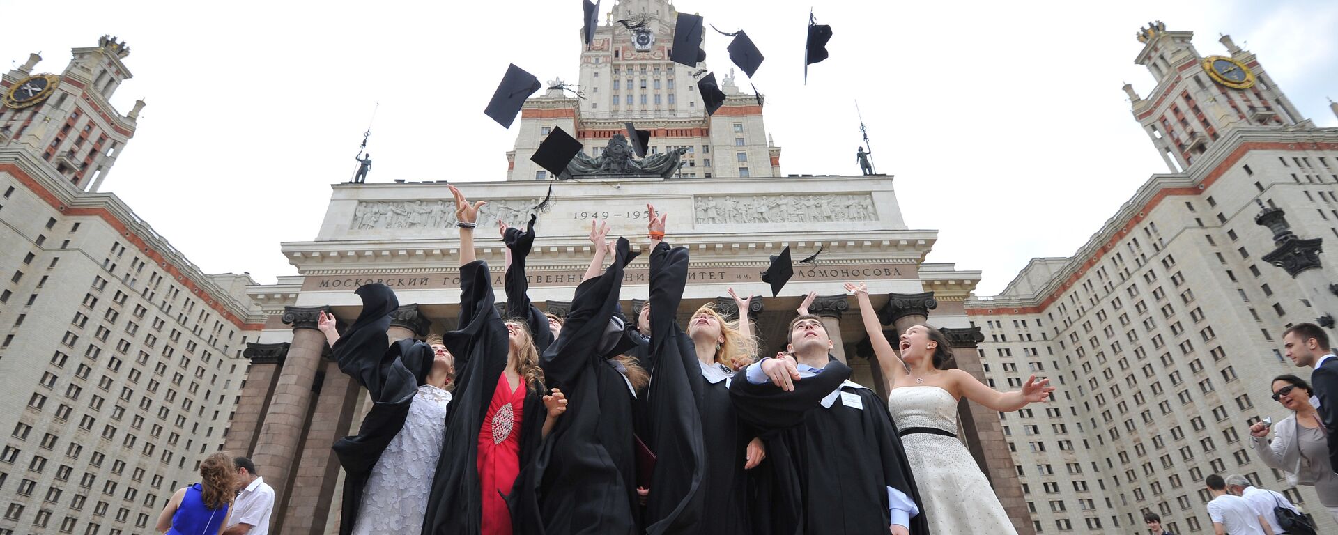 Class of 2012 university graduates after the ceremony presenting diplomas with honors in the Main Building at M.V. Lomonosov Moscow State University. (File) - Sputnik International, 1920, 25.01.2025
