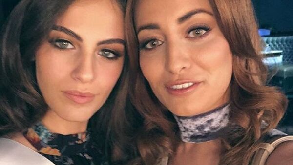 Contestants Miss Iraq, Sarah Eedan (R) and Miss Israel, Adar Gandelsman (L) pose together for a selfie, during preparations for the Miss Universe 2017 beauty pageant in Las Vegas, United States - Sputnik International