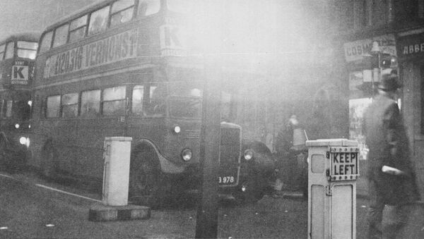 Two of London's double decker buses move slowly through fog shrouded streets, Dec. 5, 1962, as thick smog gripped the city for the second day - Sputnik International