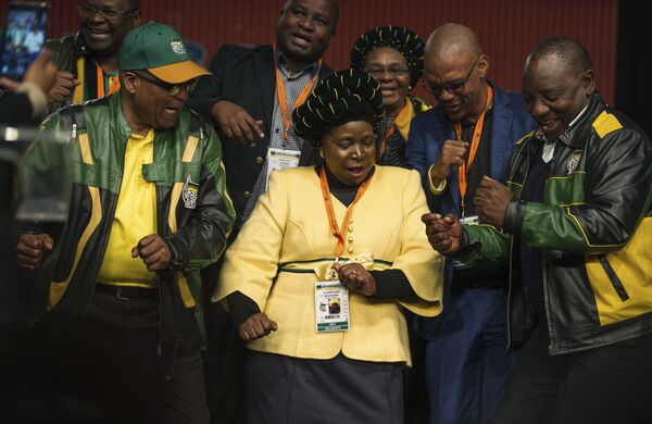 South African President Jacob Zuma (L), former African Union Chairperson and presidential hopeful Nkosazana Dlamini-Zuma (C) and South African Deputy President Cyril Ramaphosa (R) dance after the closing session of the South African ruling party African National Congress (ANC) policy conference on July 5, 2017 in Johannesburg, South Africa - Sputnik International