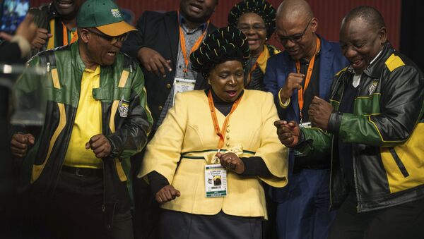 South African President Jacob Zuma (L), former African Union Chairperson and presidential hopeful Nkosazana Dlamini-Zuma (C) and South African Deputy President Cyril Ramaphosa (R) dance after the closing session of the South African ruling party African National Congress (ANC) policy conference on July 5, 2017 in Johannesburg, South Africa - Sputnik International