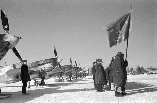A guards banner handed to the 3rd fighter regiment A guards banner handed to the 3rd fighter regiment - Sputnik International