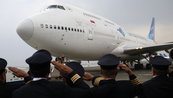 Garuda Indonesia pilots salute during the farewell ceremony for the airline's last Boeing 747 at Soekarno-Hatta International Airport in Tangerang, Indonesia, Monday, Oct. 9, 2017. The country's flag carrier on Monday retired its last serving jumbo jet after decades of service. - Sputnik International
