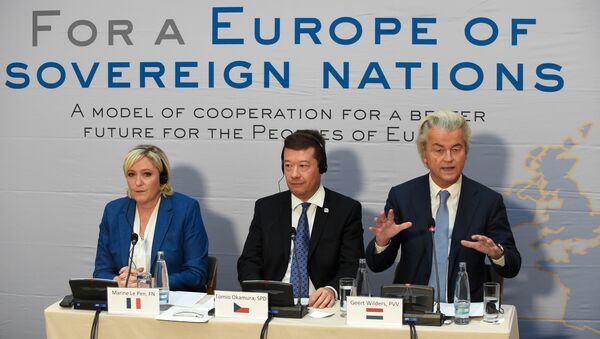(LtoR) Marine Le Pen, head of French far-right National Front (FN) party, Tomio Okamura, leader of Czech far-right Freedom and Direct Democracy party (SPD) and Dutch far-right politician Geert Wilders of the PVV party (Partij voor de Vrijheid) give a press conference during a conference of the rightwing Europe of Nations and Freedom (ENF) group in the European parliament on December 16, 2017 outside Prague - Sputnik International