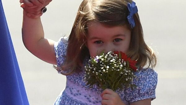 Princess Charlotte holds a bouquet of flowers and the hand of her mother Princess Kate, the Duchess of Cambridge, upon their arrival at the airport in Berlin - Sputnik International