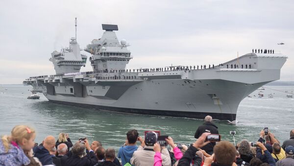 People watch as Britain's new flagship HMS Queen Elizabeth arrives in Portsmouth, Britain, Wednesday Aug. 16, 2017 - Sputnik International