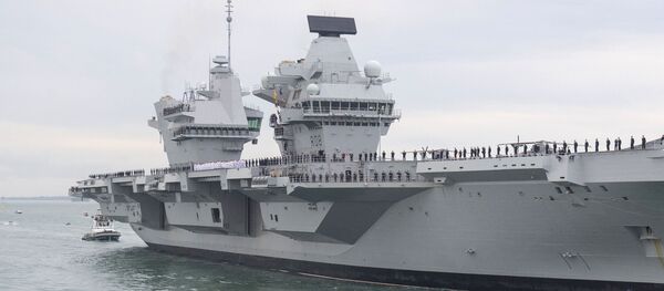 People watch as Britain's new flagship HMS Queen Elizabeth arrives in Portsmouth, Britain, Wednesday Aug. 16, 2017 People watch as Britain's new flagship HMS Queen Elizabeth arrives in Portsmouth, Britain, Wednesday Aug. 16, 2017 - Sputnik International