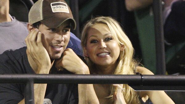 Enrique Iglesias, left, and Anna Kournikova watch a match between Serena Williams and her sister Venus Williams at the Sony Ericsson Open tennis tournament in Key Biscayne, Fla., Thursday April 2, 2009 - Sputnik International