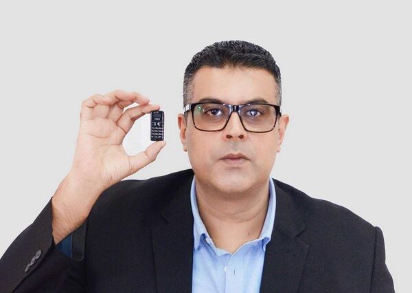 Shazad Talib holding one of his new Zanco Tiny T1 phones - Sputnik International