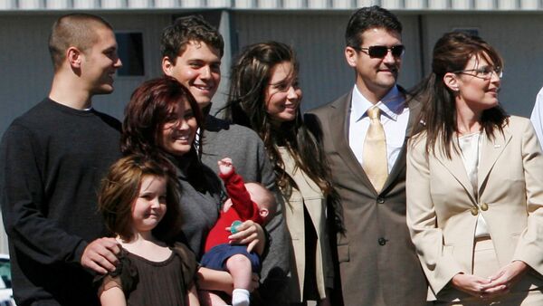 U.S. vice presidential candidate and Alaska Governor Sarah Palin (R) stands with members of her family in Minneapolis, Minnesota September 3, 2008 - Sputnik International