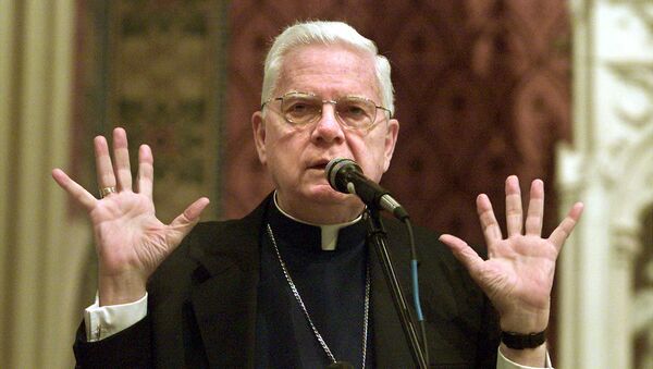 Boston's Roman Catholic Cardinal Bernard Law leads a prayer service for Boston area Catholic youth in Newton, Massachusetts, before joining them on a nine-hour bus ride to Toronto to see Pope John Paul II and attend World Youth Day July 23, 2002 - Sputnik International