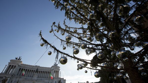 The Rome's official Christmas tree stands in front of the Unknown monument in Piazza Venezia Square - Sputnik International
