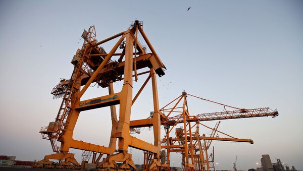 A view of cranes, damaged by air strikes, at the container terminal of the Red Sea port of Hodeidah, Yemen November 26, 2017 - Sputnik International