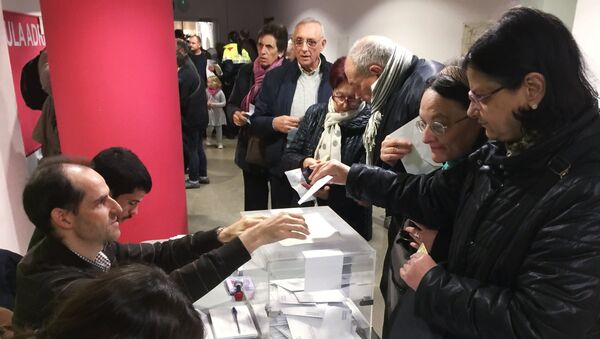 People in Barcelona vote in the 2017 Catalan regional election - Sputnik International