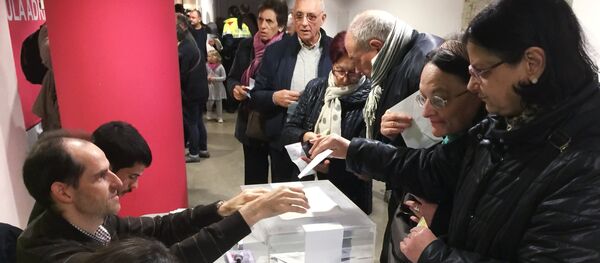 People in Barcelona vote in the 2017 Catalan regional election - Sputnik International