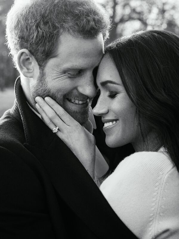 One of two official engagement photos released on December 21, 2017 by Kensington Palace of Prince Harry and Meghan Markle taken by Alexi Lubomirski at Frogmore House in Windsor, Britain. Picture taken in the week commencing December 17, 2017 One of two official engagement photos released on December 21, 2017 by Kensington Palace of Prince Harry and Meghan Markle taken by Alexi Lubomirski at Frogmore House in Windsor, Britain. Picture taken in the week commencing December 17, 2017 - Sputnik International
