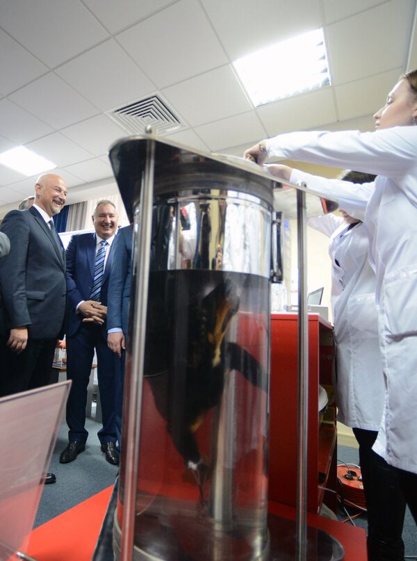 Deputy Russian Prime Minister Dmitry Rogozin, second left, visits the Advanced Research Foundation of the Roscosmos State Corporation for Space Activities Deputy Russian Prime Minister Dmitry Rogozin, second left, visits the Advanced Research Foundation of the Roscosmos State Corporation for Space Activities - Sputnik International
