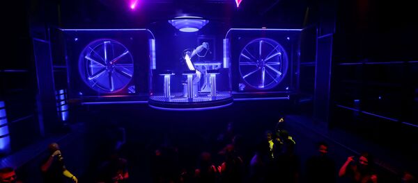 A robotic DJ plays music in Karlovy Lazne Music Club in Prague, Czech Republic - Sputnik International