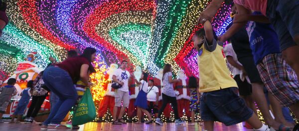 Filipinos pose as they tour the inside of the Christmas House owned by businessman Alexander Cruz in suburban Cainta, Rizal province east of Manila, Philippines Filipinos pose as they tour the inside of the Christmas House owned by businessman Alexander Cruz in suburban Cainta, Rizal province east of Manila, Philippines - Sputnik International
