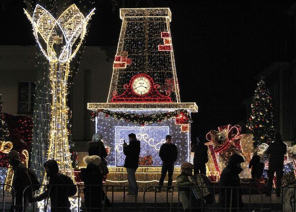 Spectators watch the Christmas illuminations at the Royal Treaty street in Warsaw, Poland - Sputnik International