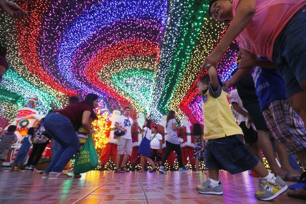 Filipinos pose as they tour the inside of the Christmas House owned by businessman Alexander Cruz in suburban Cainta, Rizal province east of Manila, Philippines - Sputnik International