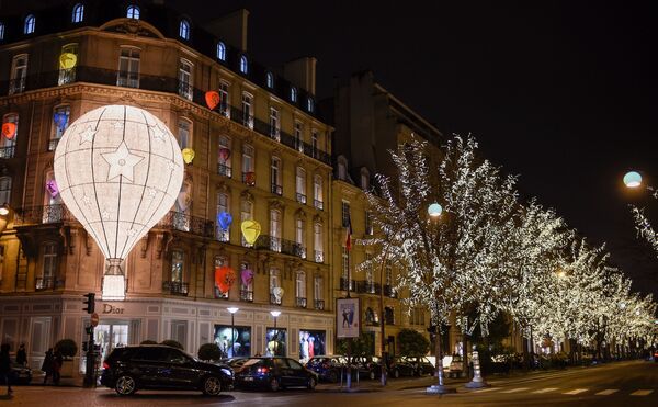 The facade of the French fashion house and luxury goods Christian Dior shop on the Avenue Montaigne in Paris, decorated with Christmas lights - Sputnik International
