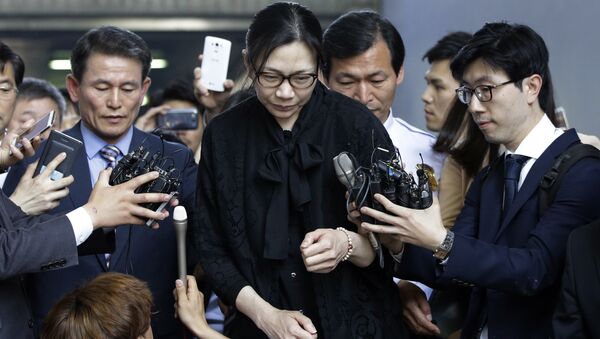 In this May 22, 2015, file photo, former Korean Air executive Cho Hyun-ah, center, is surrounded by reporters as she leaves the Seoul High Court in Seoul, South Korea - Sputnik International