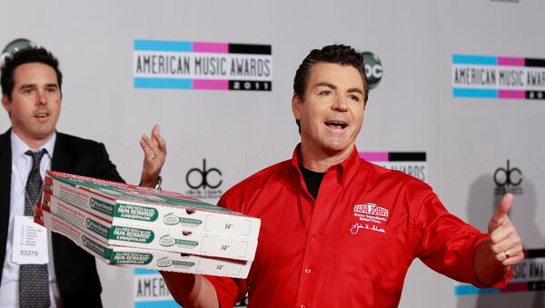 John Schnatter (R), founder and chief executive of Papa John's Pizza, arrives at the 2011 American Music Awards in Los Angeles November 20, 2011 - Sputnik International