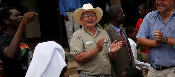 Commercial farmers Rob Smart and his son Darreyn are welcomed at Lesbury Estates by village elders and children at a farm in Headlands communal lands east of the capital Harare, Zimbabwe, December 21, 2017 - Sputnik International
