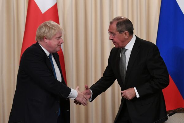 Britain's Foreign Secretary Boris Johnson and his Russian counterpart Sergei Lavrov shake hands at a news conference following their meeting, in Moscow, Russia - Sputnik International