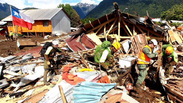 Policemen search for missing residents after a mudslide in Villa Santa Lucia, Chile, December 17, 2017 - Sputnik International
