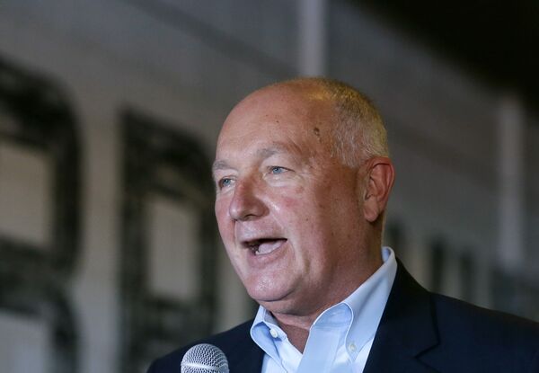 Pete Hoekstra R-Mich., introduces Republican presidential candidate, Ohio Gov. John Kasich in Lansing, Mich. (File) - Sputnik International