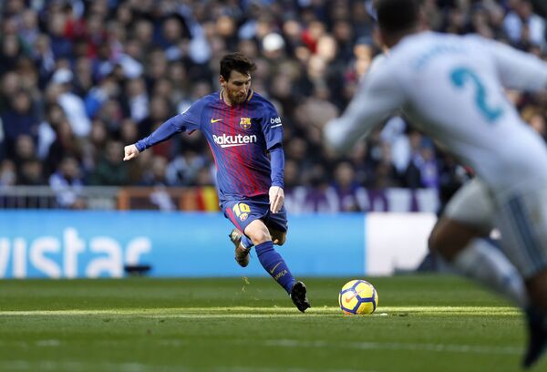 Barcelona's Lionel Messi shoots a free kick during the Spanish La Liga soccer match between Real Madrid and Barcelona at the Santiago Bernabeu stadium in Madrid, Spain, Saturday, Dec. 23, 2017 Barcelona's Lionel Messi shoots a free kick during the Spanish La Liga soccer match between Real Madrid and Barcelona at the Santiago Bernabeu stadium in Madrid, Spain, Saturday, Dec. 23, 2017 - Sputnik International