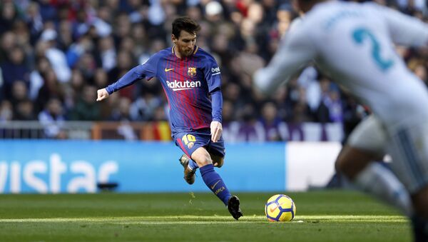 Barcelona's Lionel Messi shoots a free kick during the Spanish La Liga soccer match between Real Madrid and Barcelona at the Santiago Bernabeu stadium in Madrid, Spain, Saturday, Dec. 23, 2017 - Sputnik International