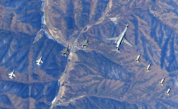 In this photo provided by South Korea Defense Ministry, U.S. Air Force B-1B bomber, center, flies over the Korean Peninsula with South Korean fighter jets F-16, F-15K and U.S. fighter jets F-35A, F35B during their combined aerial exercise Wednesday, Dec. 6, 2017. The United States flew a B-1B supersonic bomber over South Korea on Wednesday as part of a massive combined aerial exercise involving hundreds of warplanes, a clear warning after North Korea last week tested its biggest and most powerful missile yet. - Sputnik International