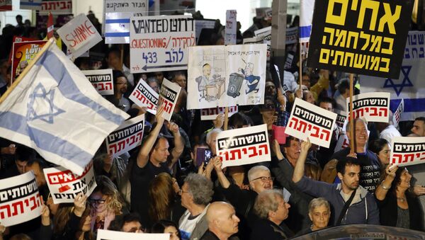 Israelis take part in a demonstration titled the March of Shame, as they protest against Prime Minister Benjamin Netanyahu and government corruption in the coastal city of Tel Aviv on December 23, 2017 - Sputnik International
