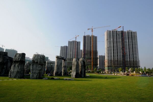 This photo taken on May 7, 2012 shows a replica of the World Heritage Site of Stonehenge at a park beside a new housing project in Hefei, east China's Anhui province - Sputnik International