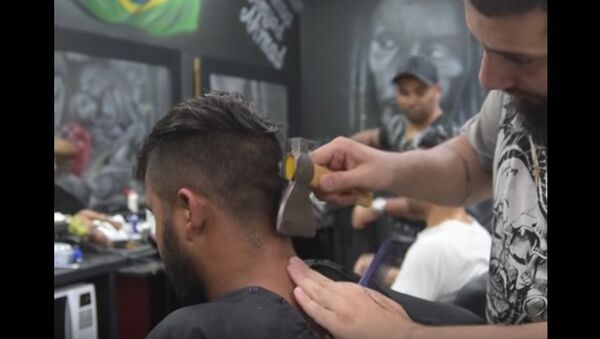 Refugee Barber Cuts His Clients Hair With an Axe - Sputnik International